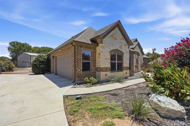 111 Flying Diamond Drive, Springtown, TX 76082