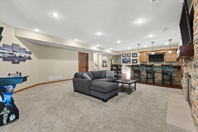 N23W23800 Talon COURT, Waukesha, WI 53188