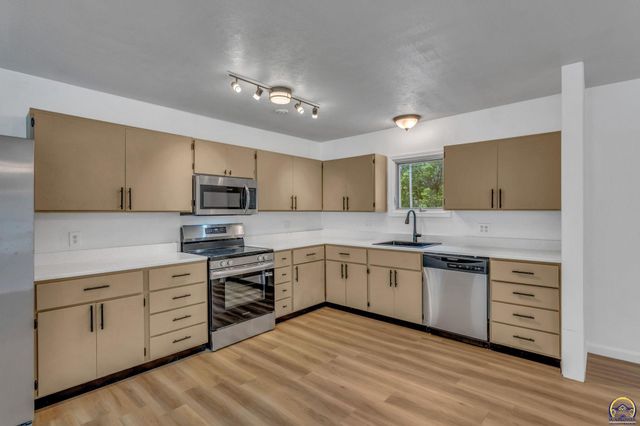 420 Osborn ST, Carbondale, KS 66414