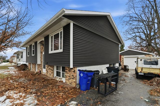 6807 Kingswood Lane NE, Cedar Rapids, IA 52402