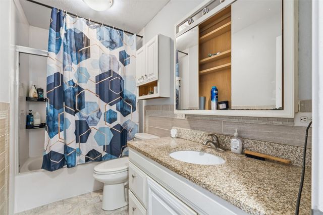 6807 Kingswood Lane NE, Cedar Rapids, IA 52402