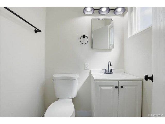 800 Vaughn St, Aurora, CO 80011