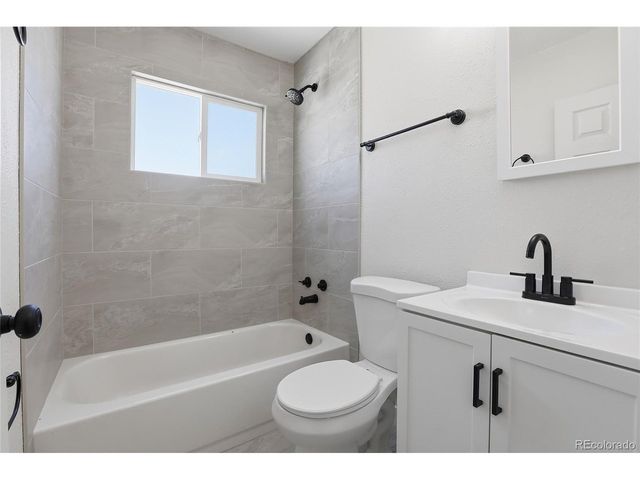 800 Vaughn St, Aurora, CO 80011