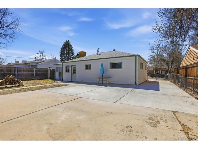 800 Vaughn St, Aurora, CO 80011