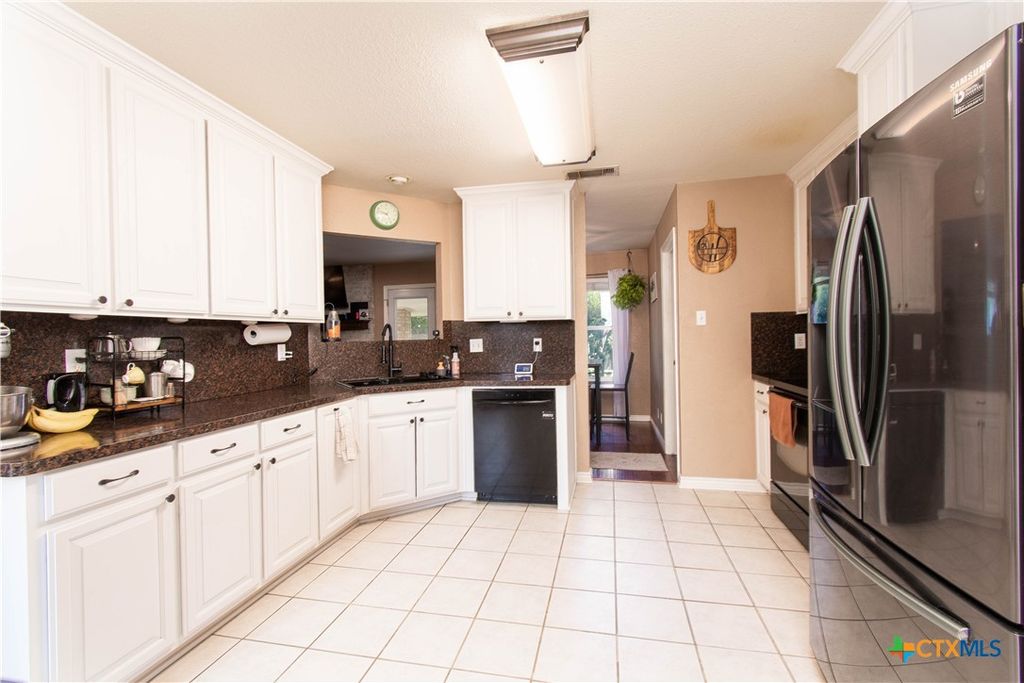 Image 6 of property listing at 5362 Denmans Loop, Belton, TX 76513