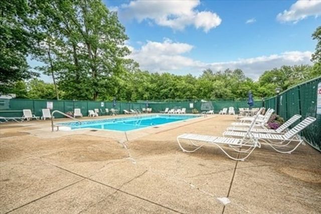 55 Greentree Ln 44, Weymouth, MA 02190