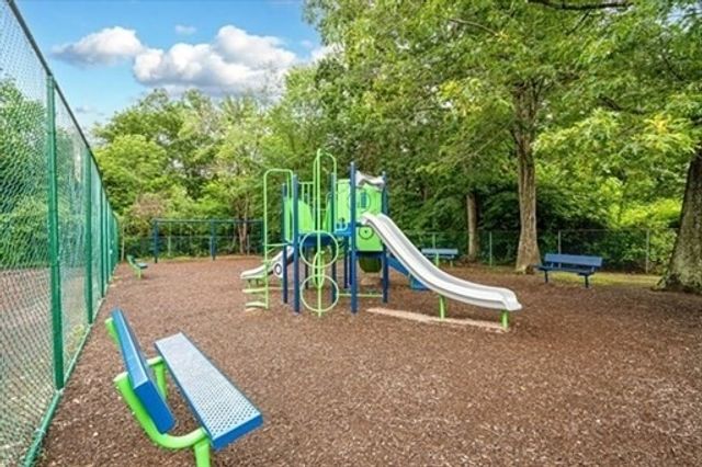 55 Greentree Ln 44, Weymouth, MA 02190