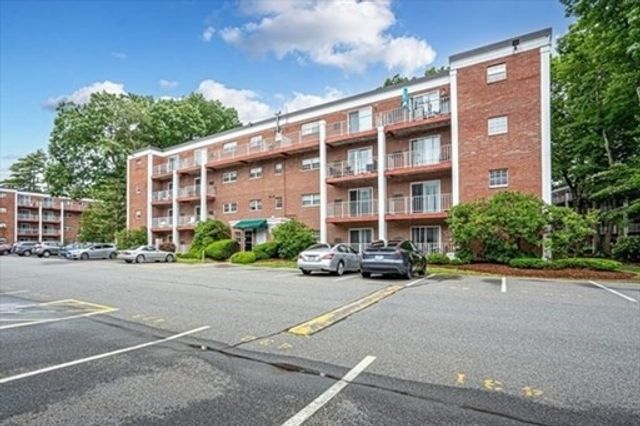 55 Greentree Ln 44, Weymouth, MA 02190