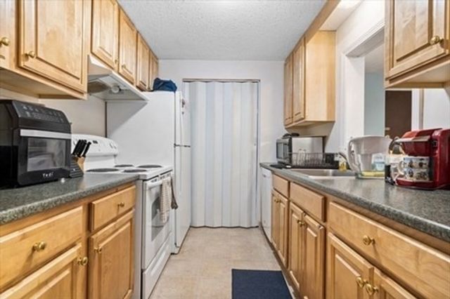 55 Greentree Ln 44, Weymouth, MA 02190