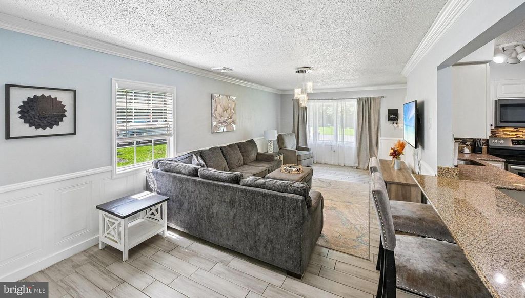 431 MAGNOLIA DR, LEVITTOWN, PA 19054 — photo 4