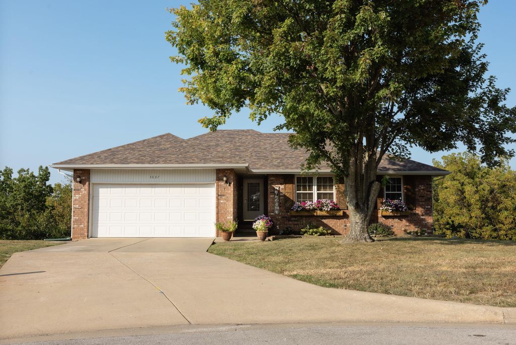 3837 W Hanover Street, Springfield, MO 65807