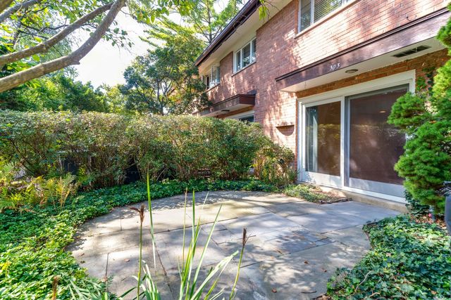 303 Crestwood Village, Northfield, IL 60093