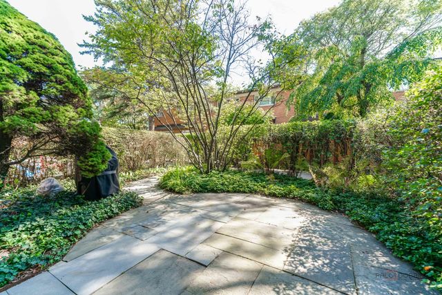 303 Crestwood Village, Northfield, IL 60093