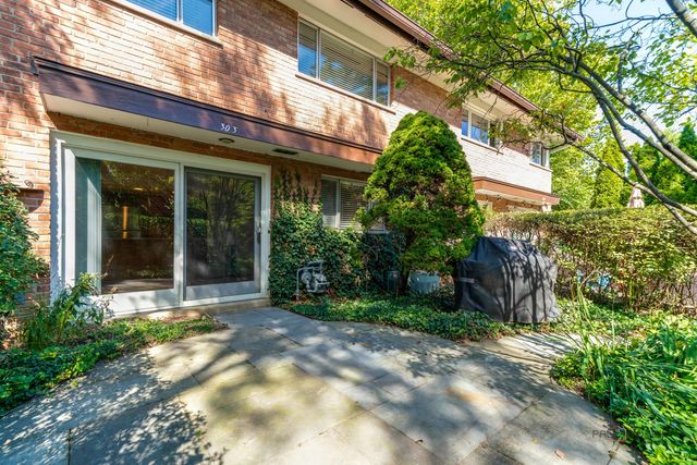 303 Crestwood Village, Northfield, IL 60093