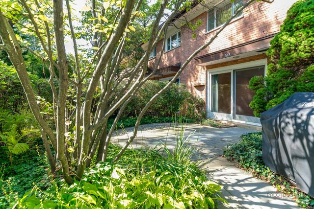 303 Crestwood Village, Northfield, IL 60093