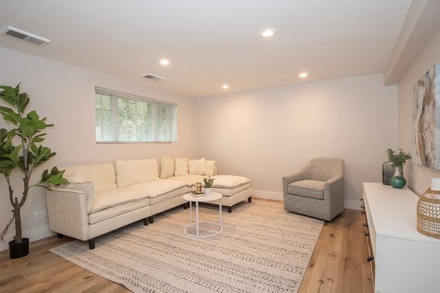 216 Flora Avenue, Glenview, IL 60025