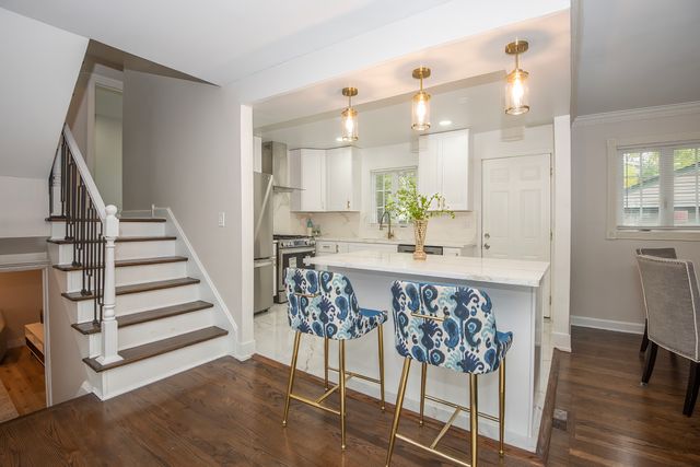 216 Flora Avenue, Glenview, IL 60025