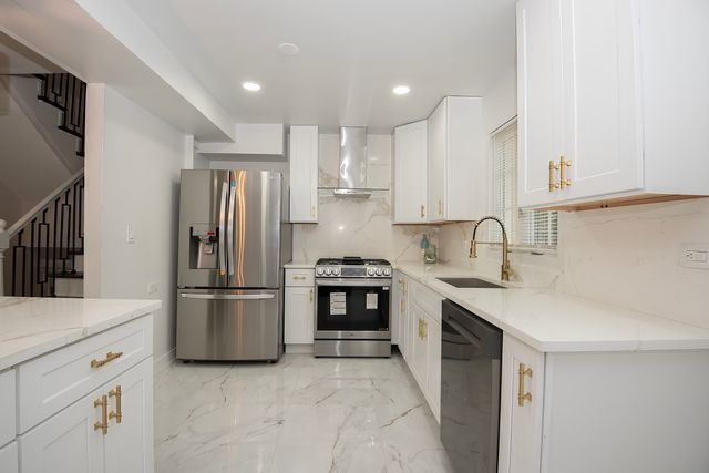 216 Flora Avenue, Glenview, IL 60025