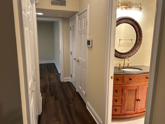 1 Oak Brook Club Drive A105, Oak Brook, IL 60523