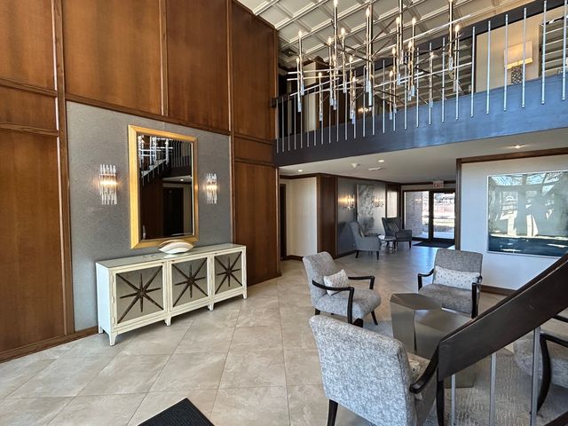 1 Oak Brook Club Drive A105, Oak Brook, IL 60523