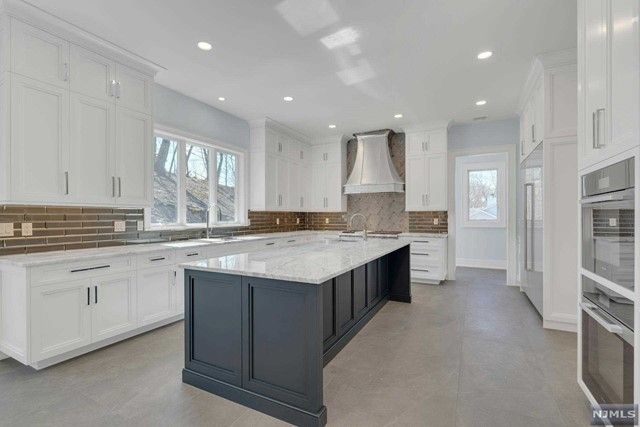 881 Hilltop Terrace, Franklin Lakes, NJ 07417