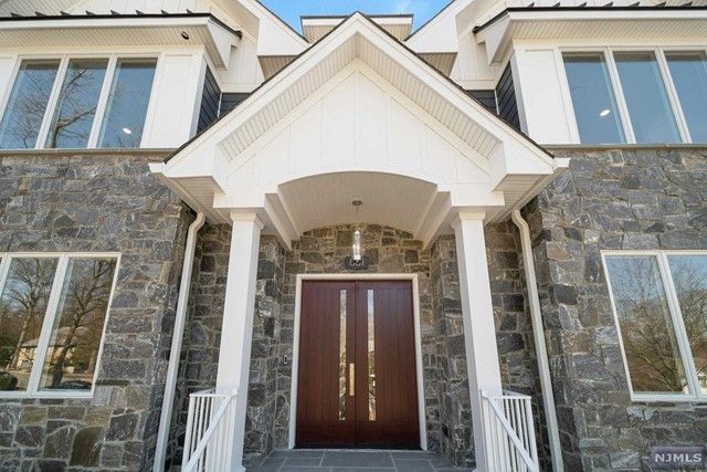 881 Hilltop Terrace, Franklin Lakes, NJ 07417