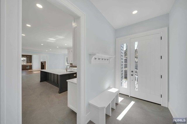 881 Hilltop Terrace, Franklin Lakes, NJ 07417