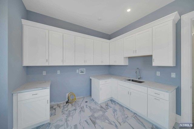 881 Hilltop Terrace, Franklin Lakes, NJ 07417