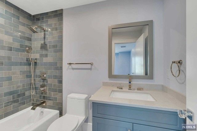 881 Hilltop Terrace, Franklin Lakes, NJ 07417