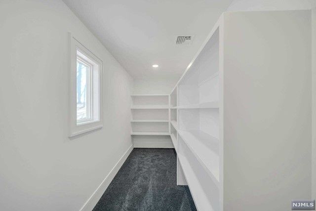 881 Hilltop Terrace, Franklin Lakes, NJ 07417