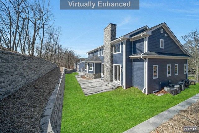 881 Hilltop Terrace, Franklin Lakes, NJ 07417