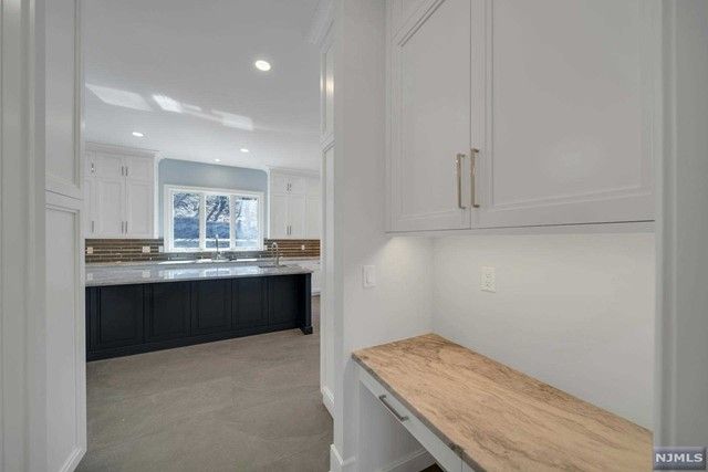 881 Hilltop Terrace, Franklin Lakes, NJ 07417