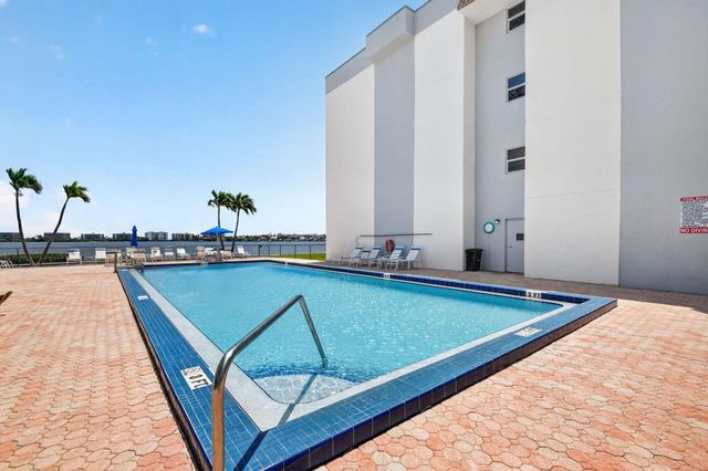 1502 S Lakeside Drive 214, Lake Worth Beach, FL 33460