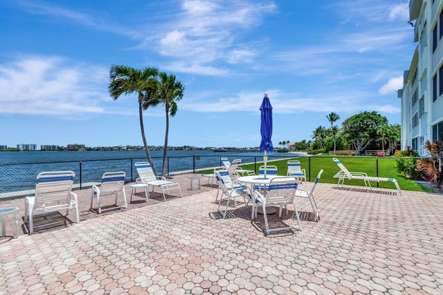 1502 S Lakeside Drive 214, Lake Worth Beach, FL 33460