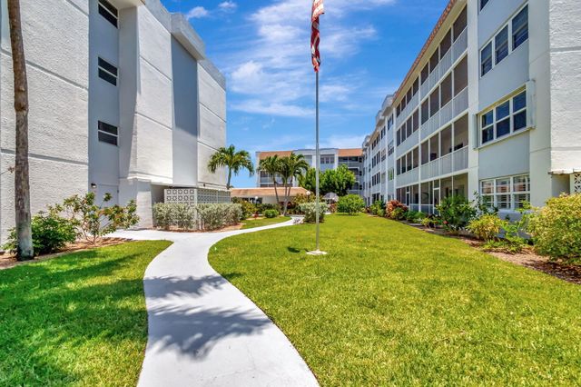 1502 S Lakeside Drive 214, Lake Worth Beach, FL 33460