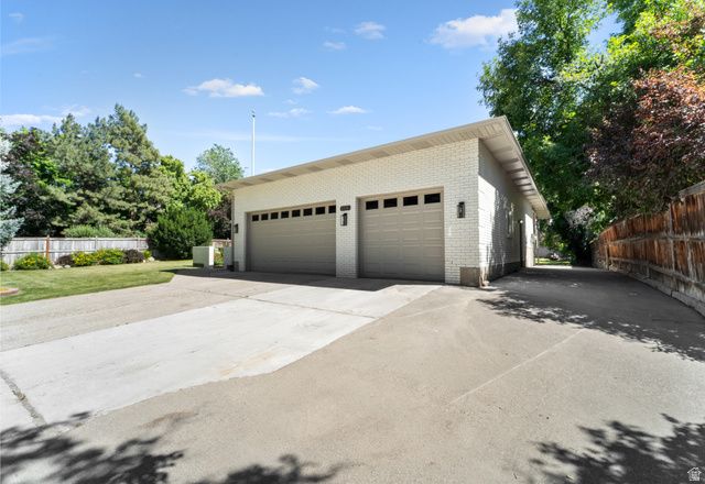 2096 E LINDEN CIR, Holladay, UT 84121