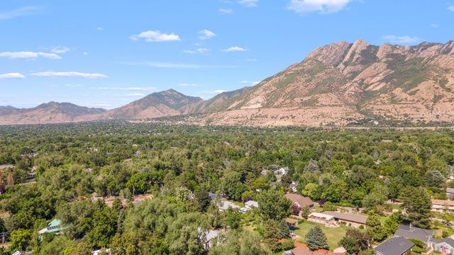 2096 E LINDEN CIR, Holladay, UT 84121