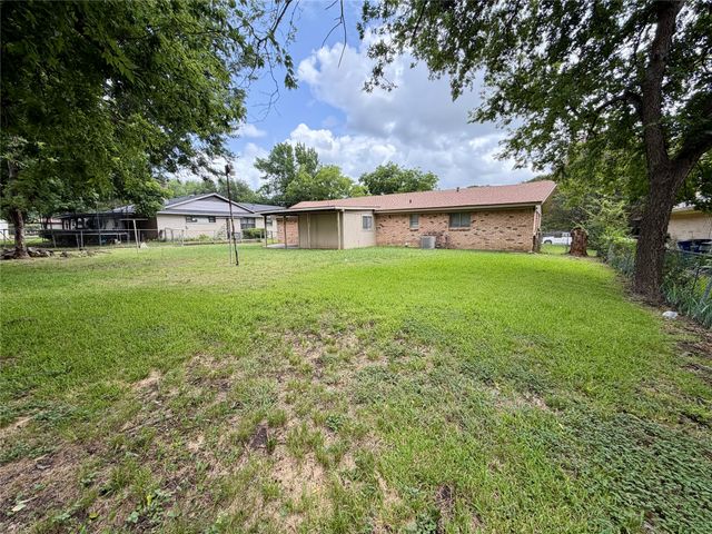 2411 Woodlawn Drive, Ennis, TX 75119