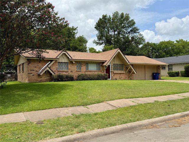 2411 Woodlawn Drive, Ennis, TX 75119