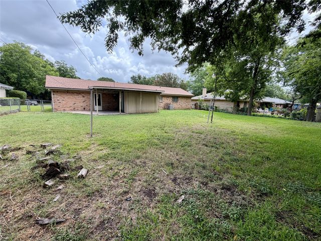 2411 Woodlawn Drive, Ennis, TX 75119