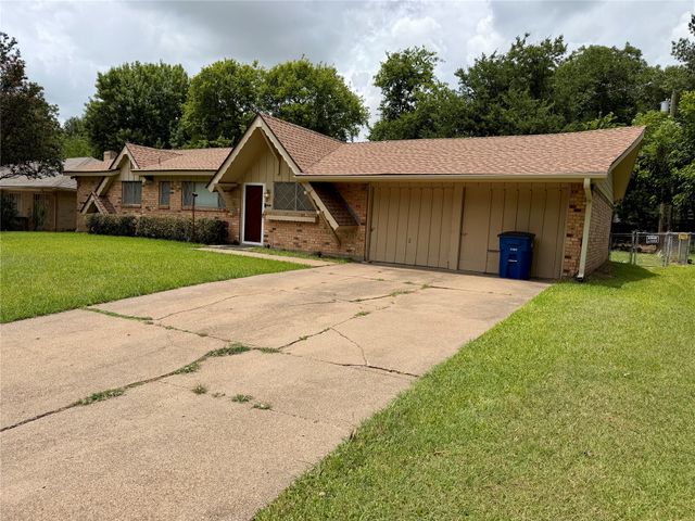 2411 Woodlawn Drive, Ennis, TX 75119