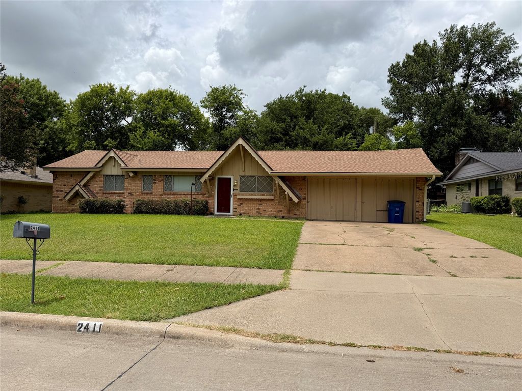 2411 Woodlawn Drive, Ennis, TX 75119