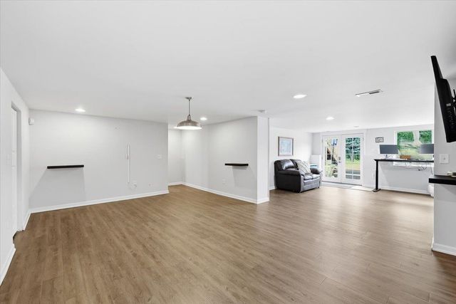 8517 E South Riverway Ave, Millwood, WA 99212