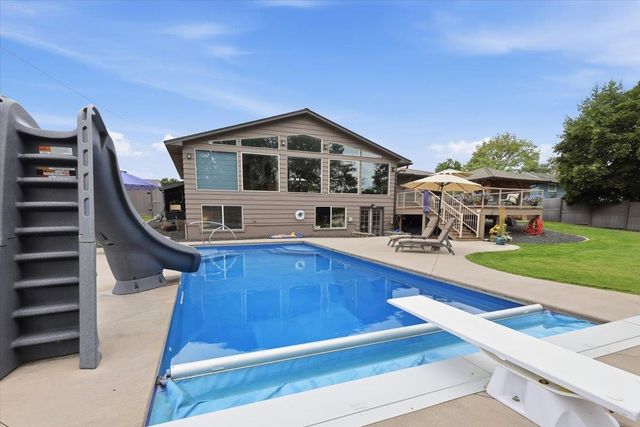 8517 E South Riverway Ave, Millwood, WA 99212