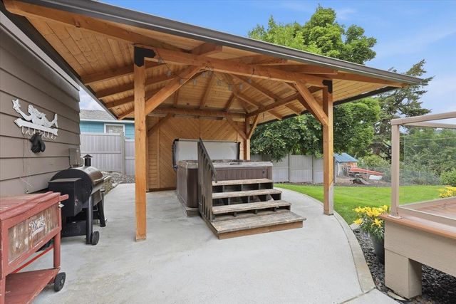 8517 E South Riverway Ave, Millwood, WA 99212