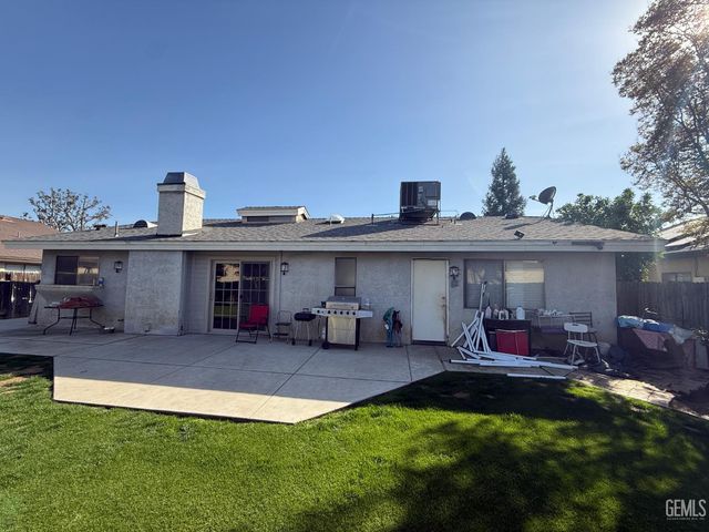 3520 Snowflake Court, Bakersfield, CA 93309