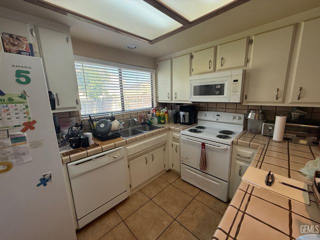 3520 Snowflake Court, Bakersfield, CA 93309