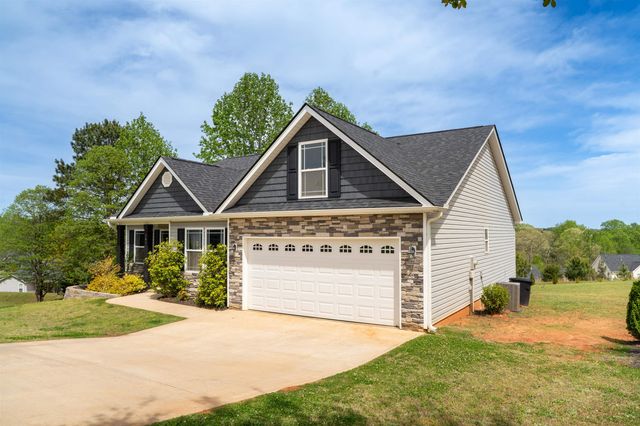 141 Middlebrooke Lane, Wellford, SC 29385