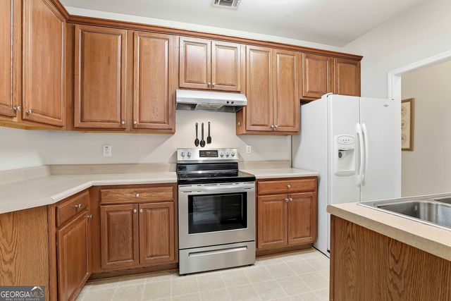 41 Newnan Lakes Drive, Newnan, GA 30263