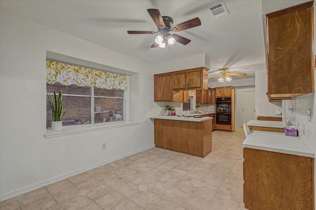 139 Spanish Moss Lane, Lake Jackson, TX 77566